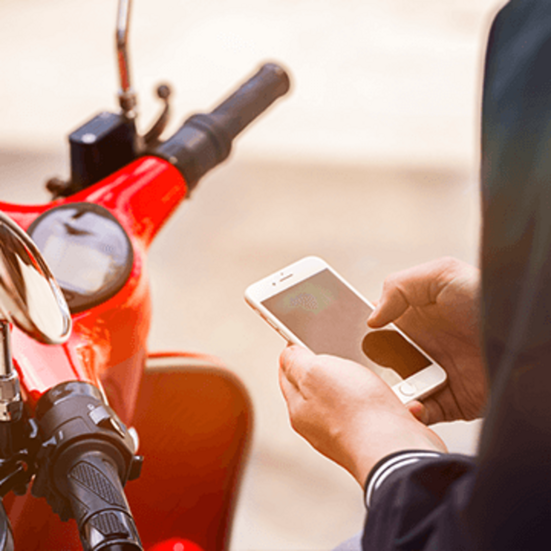 Elektrische Sport scooter kan worden bediend via de mobiele telefoon.