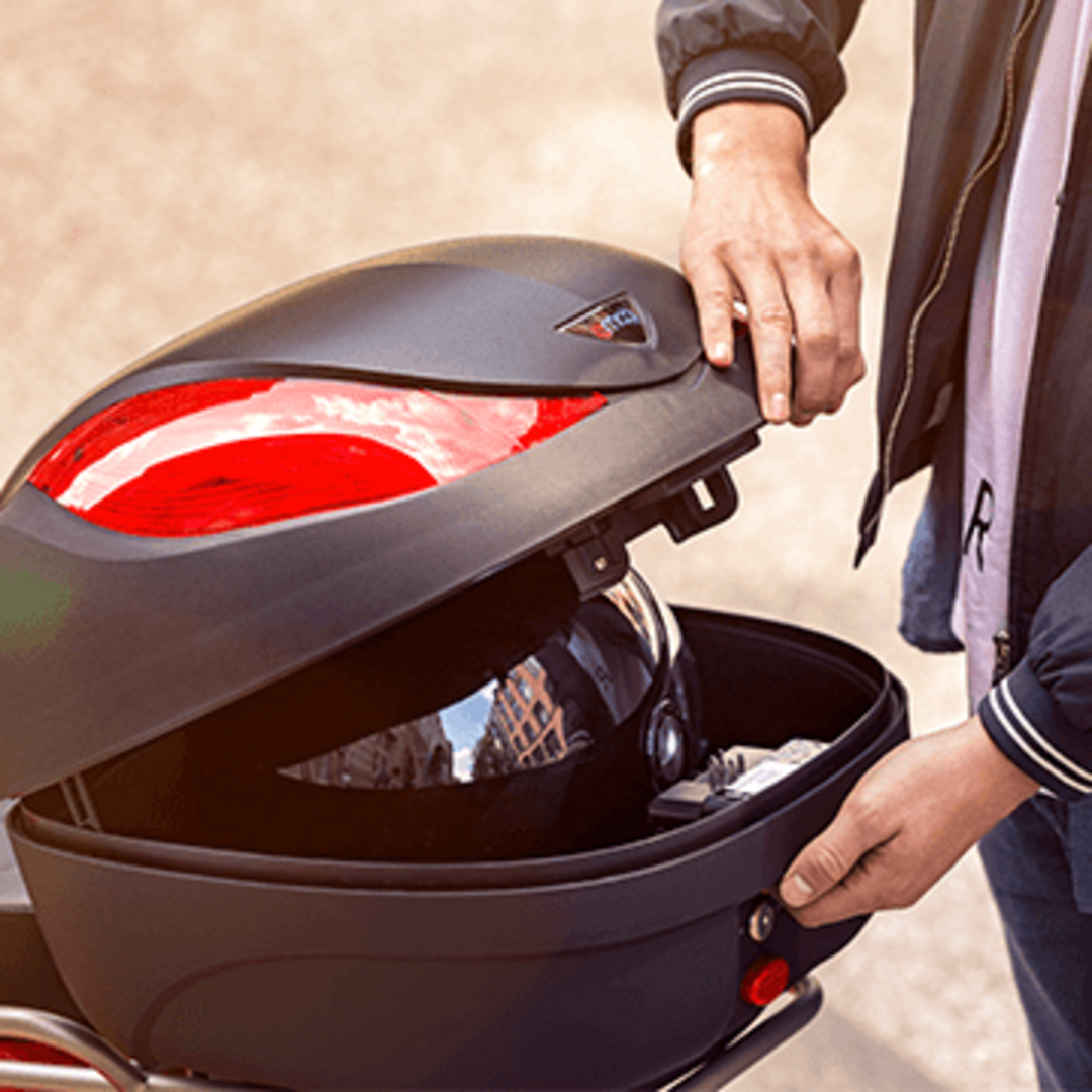Bezorgscooter met helm of transportkisten gemakkelijk toe te voegen